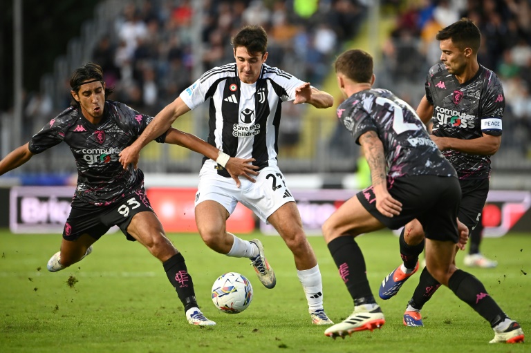 Le défenseur de la Juventus Turin Andrea Cambiaso encerclé par trois joueurs d'Empoli le 14 septembre 2024 à Empoli