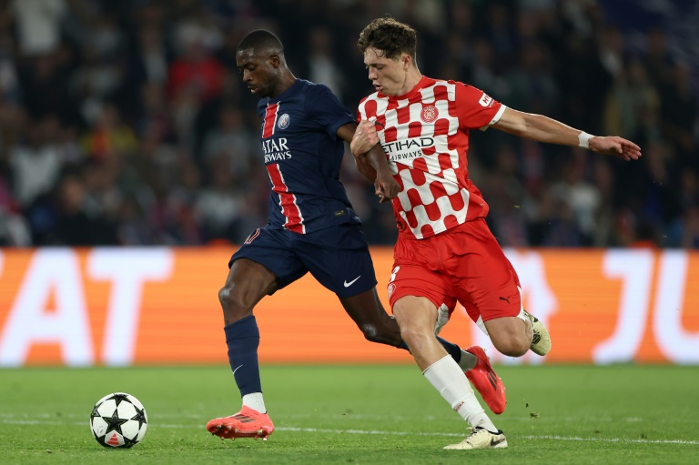 L'attaquant parisien Ousmane Dembélé (g) devant le défenseur de Gérone Ladislav Krejci, le 18 septembre 2024 au Parc des Princes