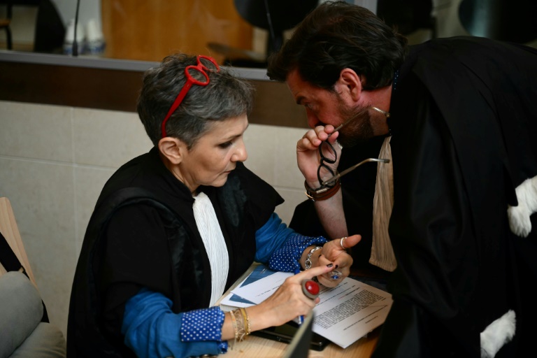 Béatrice Zavarro (g), avocate de l'accusé Dominique Pelicot, parle avec un avocat au palais de justice lors du procès de son client, à Avignon, le 2 septembre 2024