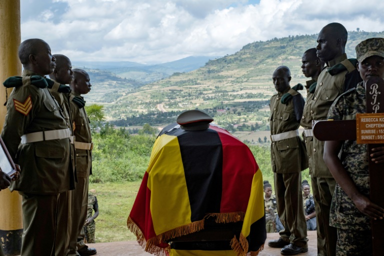 Des officiers de l'armée ougandaise rendent un dernier hommage à l'athlète ougandaise Rebecca Cheptegei, qui était aussi sergent de l'armée ougandaise, dans la localité de Bukwo, le 14 septembre 2024, en Ouganda