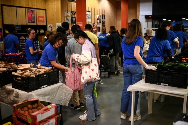 Des bénévoles de l'association Linkee distribuent des colis d'aide alimentaire à des étudiants, le 24 septembre 2024 à Bordeaux