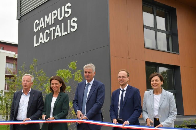 Emmanuel Besnier, président de Lactalis, inaugure le campus du groupe à Laval, entouré d'élus dont la présidente de la région Pays de la Loire Christelle Morançais, et de la préfète Marie-Aimée Gaspari, le 10 septembre 2024