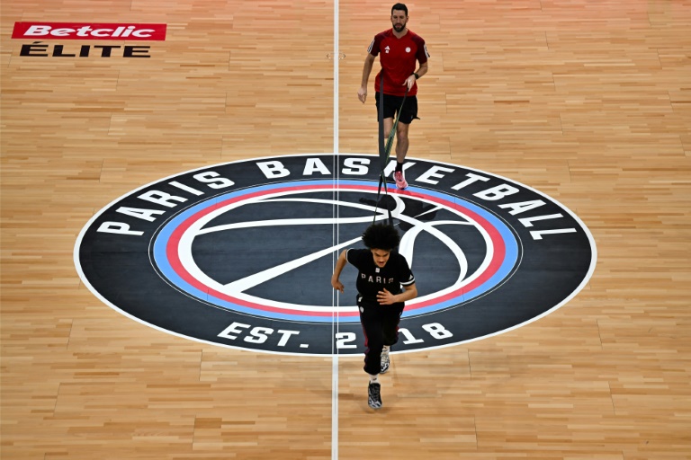 Le Paris Basket et Nadir Hifi (premier plan) son outsiders de Monaco, ici leur salle de l'Arena Porte de La Chapelle, le 11 février 2024