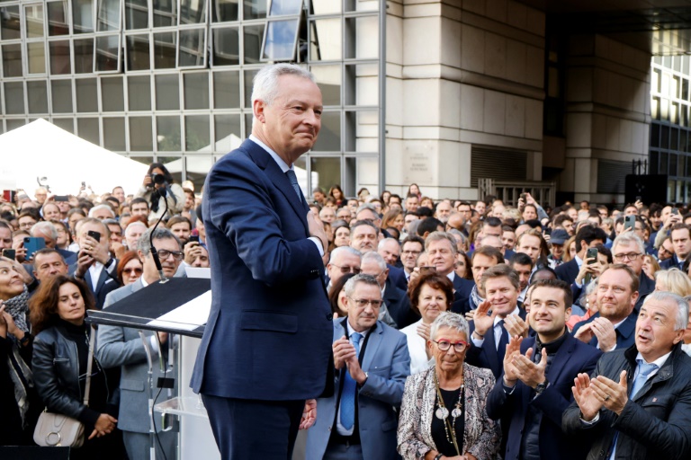 Le ministre démissionnaire de l'Economie Bruno Le Maire (c) applaudi par ses collègues à l'occasion de son départ de Bercy, le 12 septembre 2024 à Paris