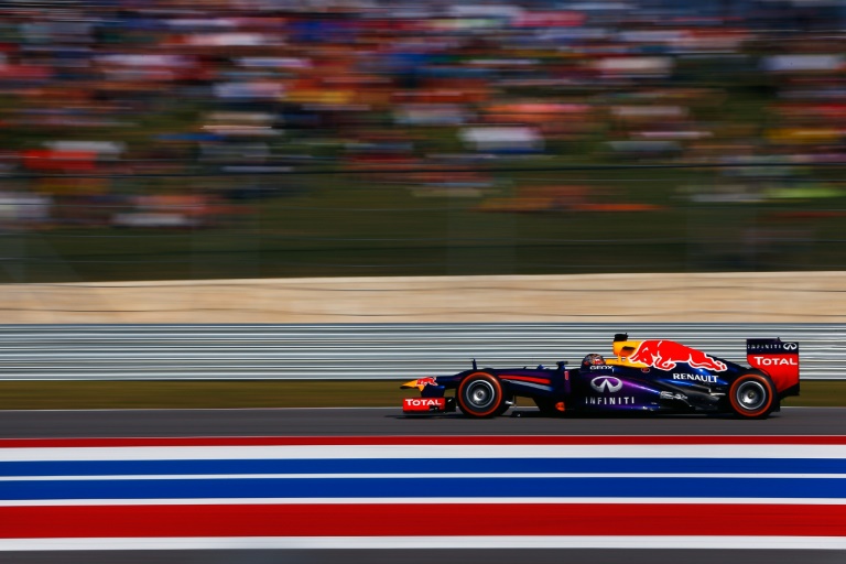 Le logo de Renault sur la monoplace de l'Allemand Sebastian Vettel lors du Grand Prix des Etats-Unis le 17 novembre 2013 à Austin. Le groupe français qui motorisait alors l'écurie Red Bull a décroché cette année-là, en tant que motoriste, ses derniers titres de champion du monde des constructeurs et des pilotes