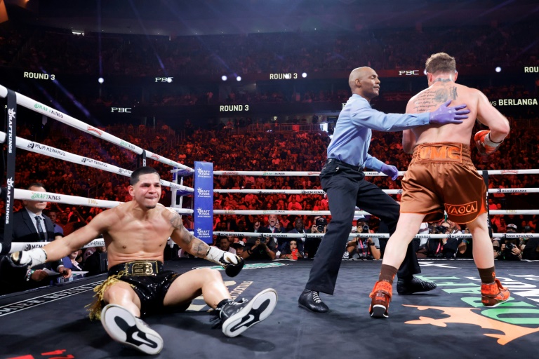 Edgar Berlanga au sol après avoir encaissé un crochet du gauche à la troisième reprise de son championnat du monde des super-moyens contre Saul Alvarez, samedi à Las Vegas.