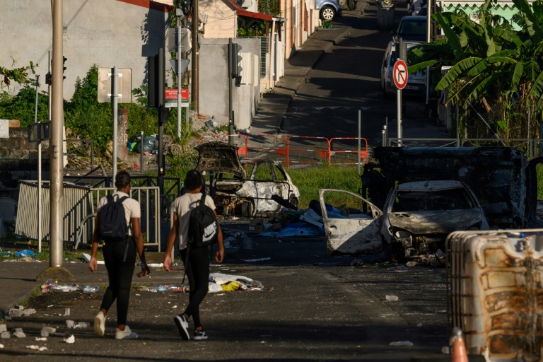 Des carcasses de voitures brûlées à Fort-de-France, le 23 septembre 2024 en Martinique