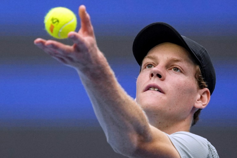 L'Italien Jannik Sinner sert contre le Chilien Nicolas Jarry lors de leur match de l'Open de Chine, à Pékin, le 26 septembre 2024