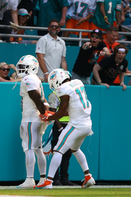 Le joueur de football américain Tyreek Hill célèbre un touchdown, le 8 septembre 2024 au Hard Rock Stadium de Miami, en mimant son menottage survenu un peu plus tôt sur la route du stade