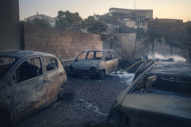 Des voitures calcinées après un feu qui a brûlé 70 hectares de végétation, détruisant une maison et en endommageant quatre autres, le 10 septembre 2024 à Narbonne, dans l'Aude