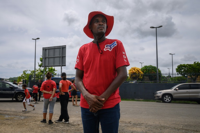 Rodrigue Petitot, président du Rassemblement pour la protection des peuples et des ressources afro-caribéennes (RPPRAC), devant un supermarché Carrefour dans la commune du François, le 21 septembre 2024 en Martinique