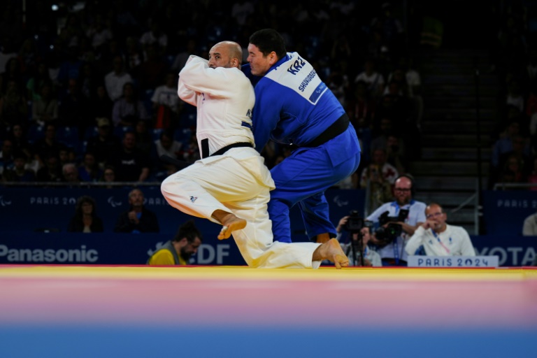 Le Français Nacer Zorgani (blanc) et le Kazakh Zhurkamyrza Shukurbekov (bleu) s'affrontent lors des Jeux Paralympiques de Paris 2024, dans la salle du Champ-de-Mars, à Paris, le 7 septembre 2024