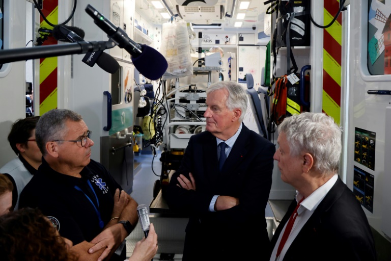 Le Premier ministre Michel Barnier rencontre des agents du Samu à l'hôpital Necker, le 7 septembre 2024 à Paris