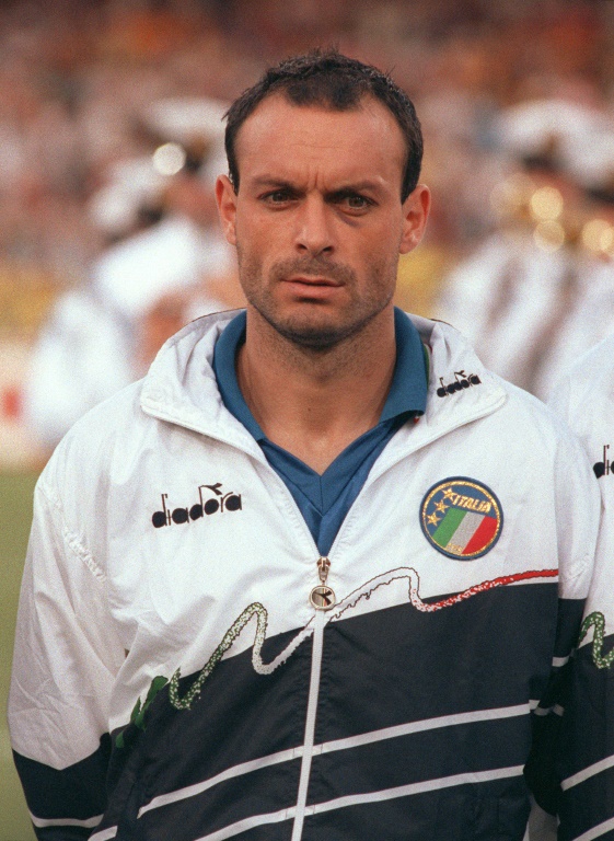 L'attaquant italien Salvatore Schillaci avant le début de la demi-finale de la Coupe du monde de football 1990 entre l'Italie et l'Argentine, le 3 juillet 1990, à Naples