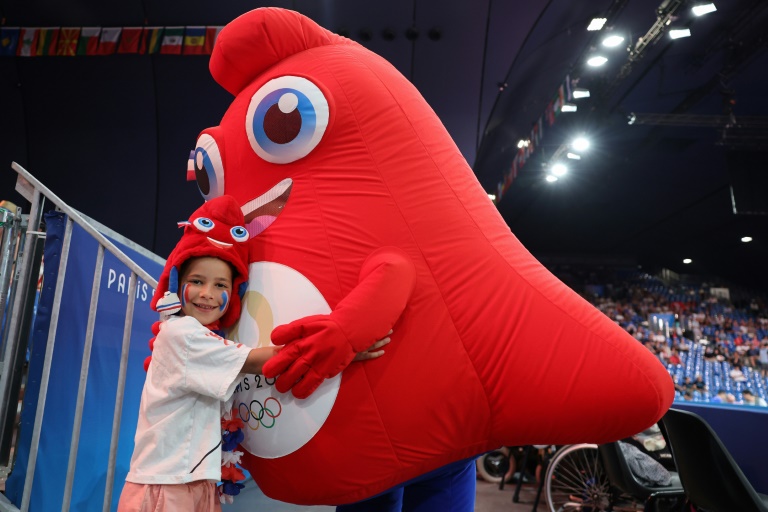 Moquée par certains lors de son lancement, la mascotte Phryge s'est imposée comme la star incontestée des produits dérivés de Paris 2024