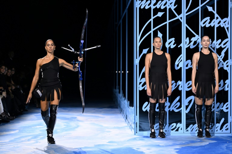 L'artiste italienne SAGG Napoli (d) lors du défilé Dior de la collection prêt-à-porter féminin printemps-été 2025 à la Fashion Week de Paris, le 24 septembre 2024