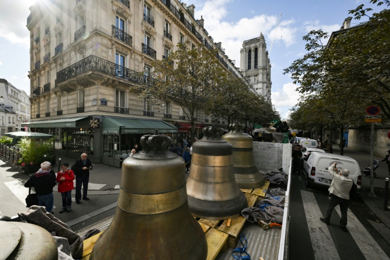 Huit cloches du beffroi nord de Notre-Dame de Paris sont acheminées jusqu'à la cathédrale le 12 septembre 2024, après avoir été nettoyées de la poussière de plomb, révisées et restaurées.