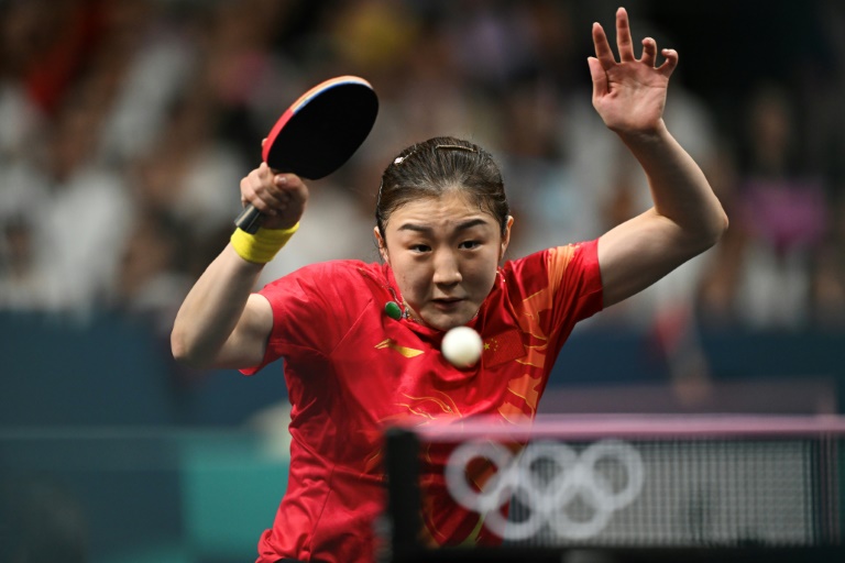 La Chinoise Chen Meng exécute un coup droit lors de la finale simple dames de tennis de table, disputée contre sa compatriote Sun Yingsha aux Jeux Olympiques de Paris, le 3 août 2024