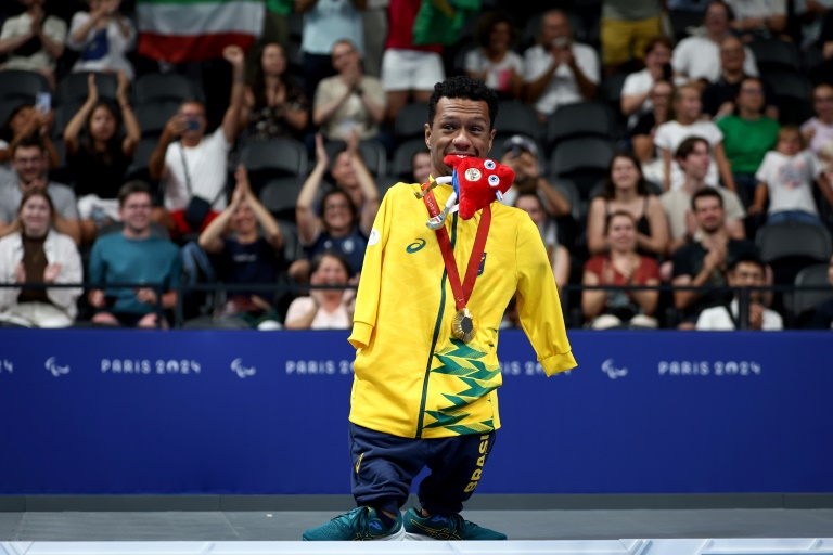 Le nageur brésilien Gabriel Geraldo dos Santos Araujo célèbre sa médaille d'or sur le 200 m nage libre catégorie S2 à la Défense Arena de Nanterre, le 2 septembre 2024 lors des Jeux paralympiques de Paris