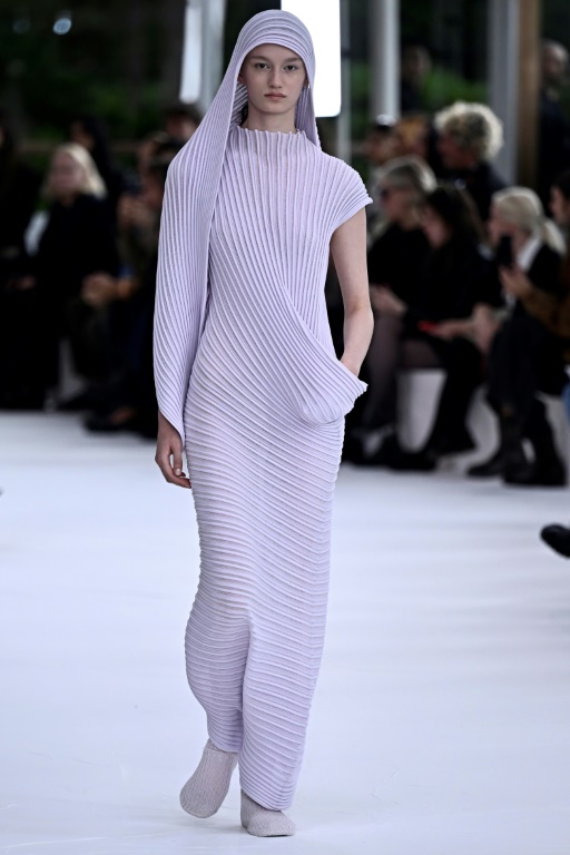 Défilé Issey Miyake pour la collection de prêt-à-porter féminin printemps-été 2025 dans le cadre de la semaine de la mode de Paris, à Paris le 27 septembre 2024