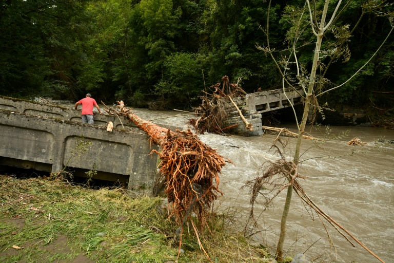 Un habitant sur un pont effondré après de violentes inondations à Cette-Eygu, dans les Pyrénées-Atlantiques, le 8 septembre 2024