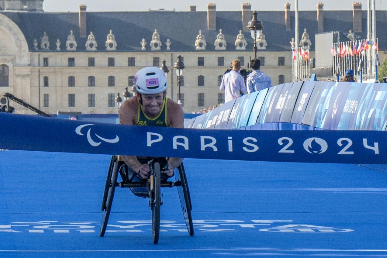 L'Australienne Lauren Parker remporte l'épreuve féminine de Para Triathlon PTWC3 lors des Jeux Paralympiques de Paris 2024, sur le Pont Alexandre III à Paris, le 2 septembre 2024