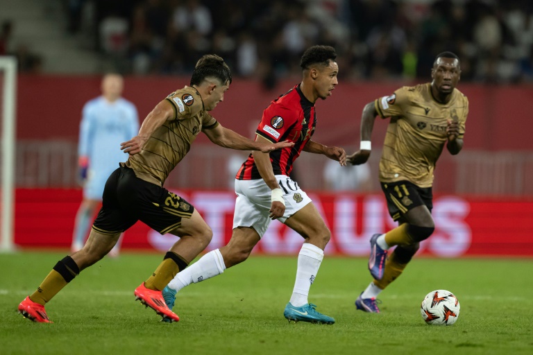 Le Niçois Sofiane Diop (c) entre les joueurs de la Real Sociedad Pablo Marin (g) et Sheraldo Becker, le 25 octobre 2024 à Nice