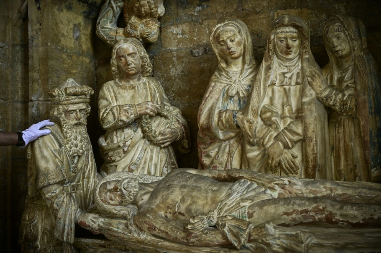 Des copies de statues périgourdines de la Renaissance réalisées par l'Atelier des fac-similés du Périgord, exposées dans la chapelle du château de Biron, le 18 septembre 2024 en Dordogne