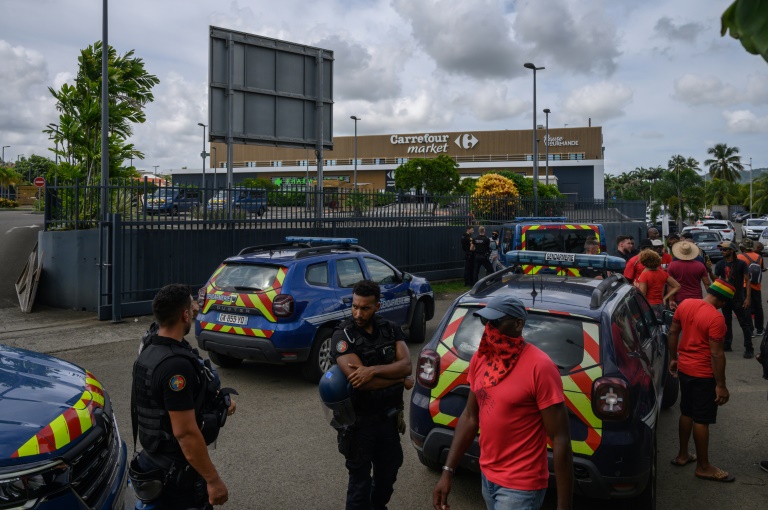 Des gendarmes postés devant un supermarché Carrefour où sont rassemblés des manifestants dans un contexte de crise de la vie chère, dans la commune du François, le 21 septembre 2024 en Martinique