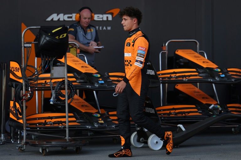 Le pilote britannique Lando Norris (McLaren) rentre au stand après son élimination lors de la 1ere partie des qualifications du Grand-Prix de Formule 1 d'Azerbaïdjan à Bakou le 14 septembre 2024.