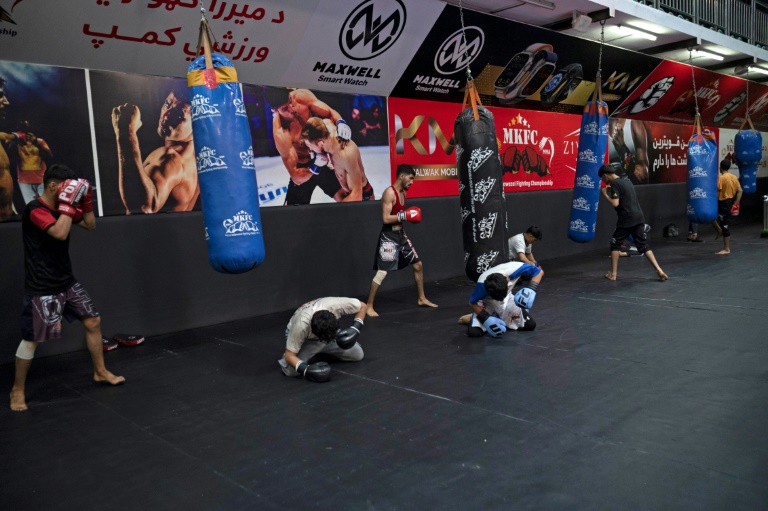 Des sportifs afhgans s'entraînent aux arts martiaux mixtes (MMA) dans un club de la banlieue de Kaboul le 8 septembre 2024