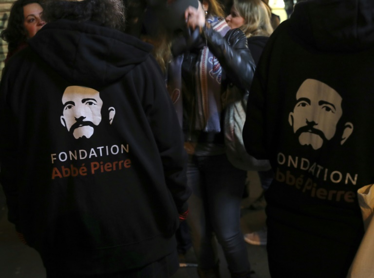 Des bénévoles de la Fondation Abbé Pierre à Paris le 6 décembre 2017