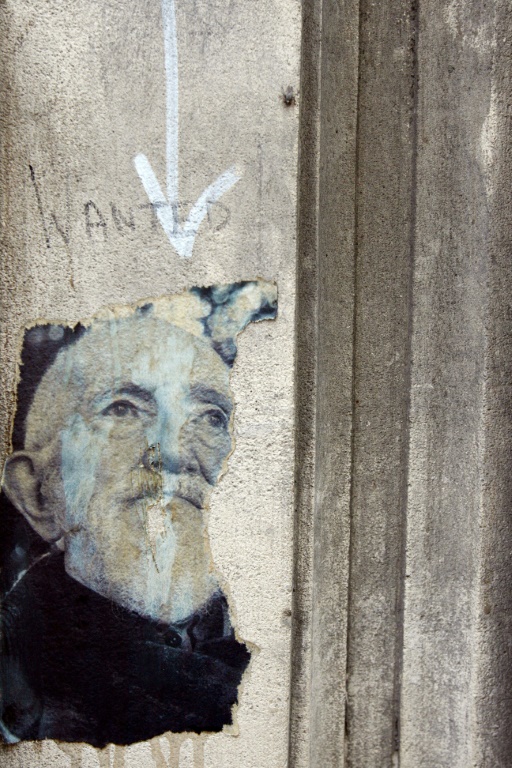 Un portrait de l'abbé Pierre sur le mur d'un bâtiment occupé par des sans-abri à Paris, en octobre 2007