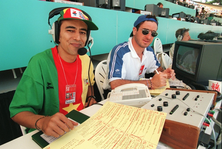 Didier Roustan (gauche) et Eric Cantona, commentateurs pour France 2 lors de la Coupe du Monde de football aux Etats-Unis, le 24 juin 1994 à Stanford