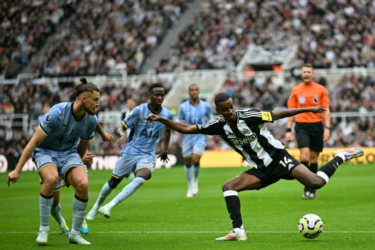 L'attaquant suédois de Newcastle Alexander Isak (à droite) lors du match contre Tottenham à St James Park, le 1er septembre 2024