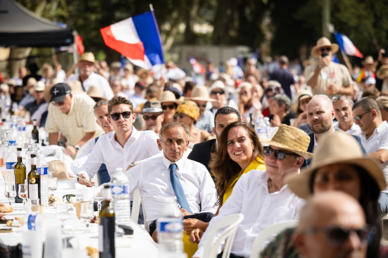 Le chef de Reconquête! Eric Zemmour (C) lors des universités d'été de son parti, le 7 septembre 2024 à Orange, dans le Vaucluse