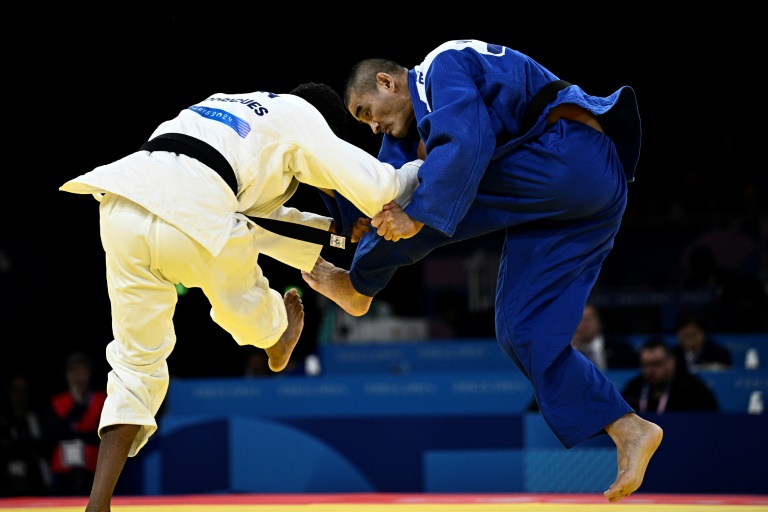 Le judoka japonais Yuki Kato (à droite) et le Français Armindo Rodrigues lors des épreuves de judo des Jeux paralympiques de Paris le 6 septembre 2024.