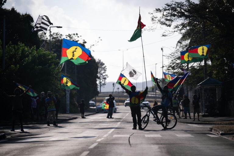 Des drapeaux indépendantistes dans un quartier à Nouméa, en Nouvelle-Calédonie, le 24 septembre 2024