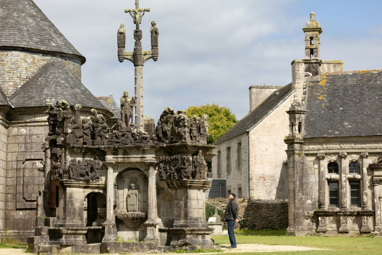 L'enclos paroissial de Lampaul-Guimiliau, dans le Finistère, le 26 août 2024