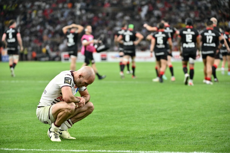 Maxime Lucu, abattu après la lourde défaite de Bordeaux-Bègles en finale de Top 14 contre Toulouse, le 28 juin 2024 à Marseille