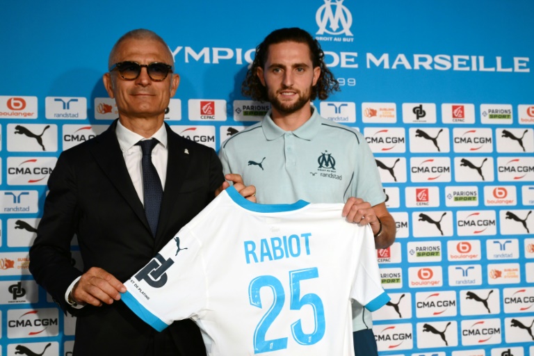 La recrue de l'OM Adrien Rabiot pose à côté de Fabrizio Ravanelli, ancien joueur du club et désormais conseiller institutionnel et sportif, le 18 septembre 2024 à Marseille