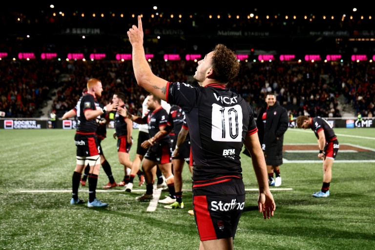 Le demi d'ouverture français de Lyon Léo Berdeu célèbre la victoire de son équipe à la fin du match de Top 14 contre l'Union Bordeaux-Bègles, à Lyon, le 14 septembre 2024