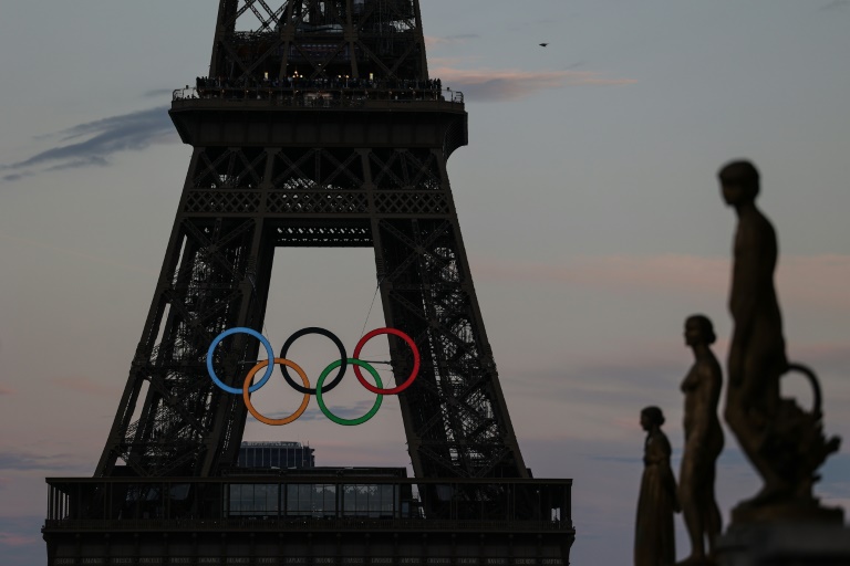 Les anneaux olympiques sur la Tour Eiffel, le 6 septembre 2024 à Paris