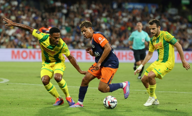 Le milieu de terrain français de Montpellier Khalil Fayad (c.), le défenseur français de Nantes Kelvin Amian Adou (g.) et le milieu de terrain espagnol de Nantes Pedro Chirivella (d.) lors de la rencontre de L1 entre Montpellier et Nantes, à Montpellier, le 31 août 2024