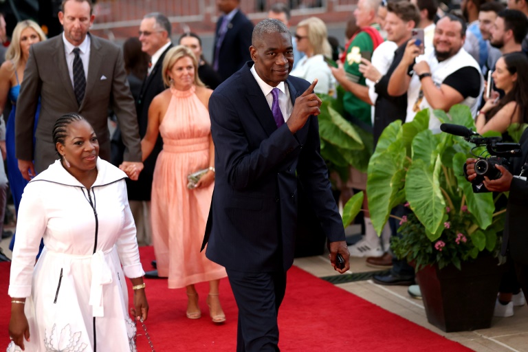 Dikembe Mutombo mime son geste célébre lors d'une cérémonie d'intronisation au Hall Of Fame à Springfield, le 10 septembre 2022