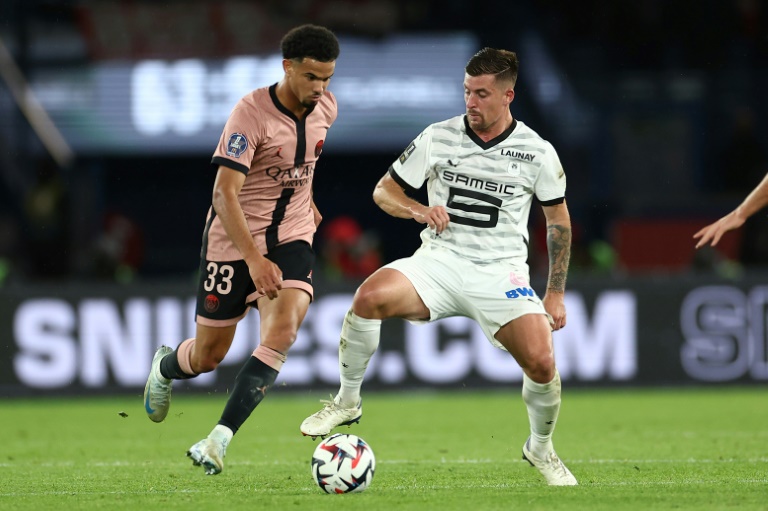 Le Parisien Warren Zaïre-Emery (g) devant l'Auxerrois Baptiste Santamaria, le 27 septembre 2024 au Parc des Princes