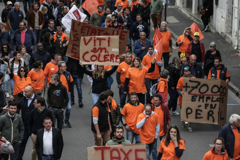 Des vignerons de Cognac lors d'une manifestation contre les menaces de taxes chinoises, à Cognac, le 17 septembre 2024