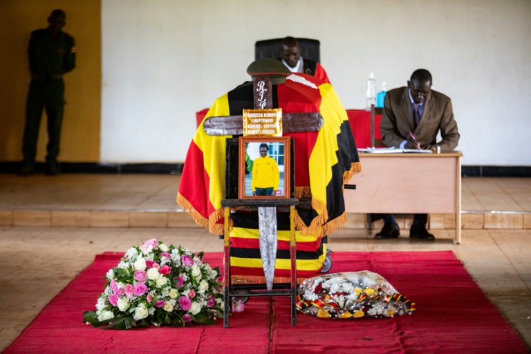 Vue du cercueil de l'athlète olympique ougandaise Rebecca Cheptegei, placé dans une salle communale de la localité de Bukwo, afin que les habitants lui rendent un dernier hommage, le 14 septembre 2024, en Ouganda