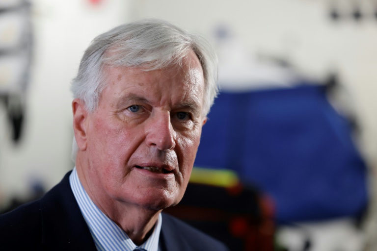 Le Premier ministre français Michel Barnier  lors de sa visite à l'hôpital Necker à Paris le 7 septembre 2024