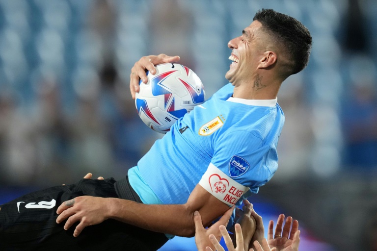 Luis Suarez est porté en triomphe par ses coéquipiers après la victoire de l'Uruguay contre le Canada dans le match pour la troisième place de la Copa America, le 13 juillet 2024 à Charlotte (Etats-Unis)